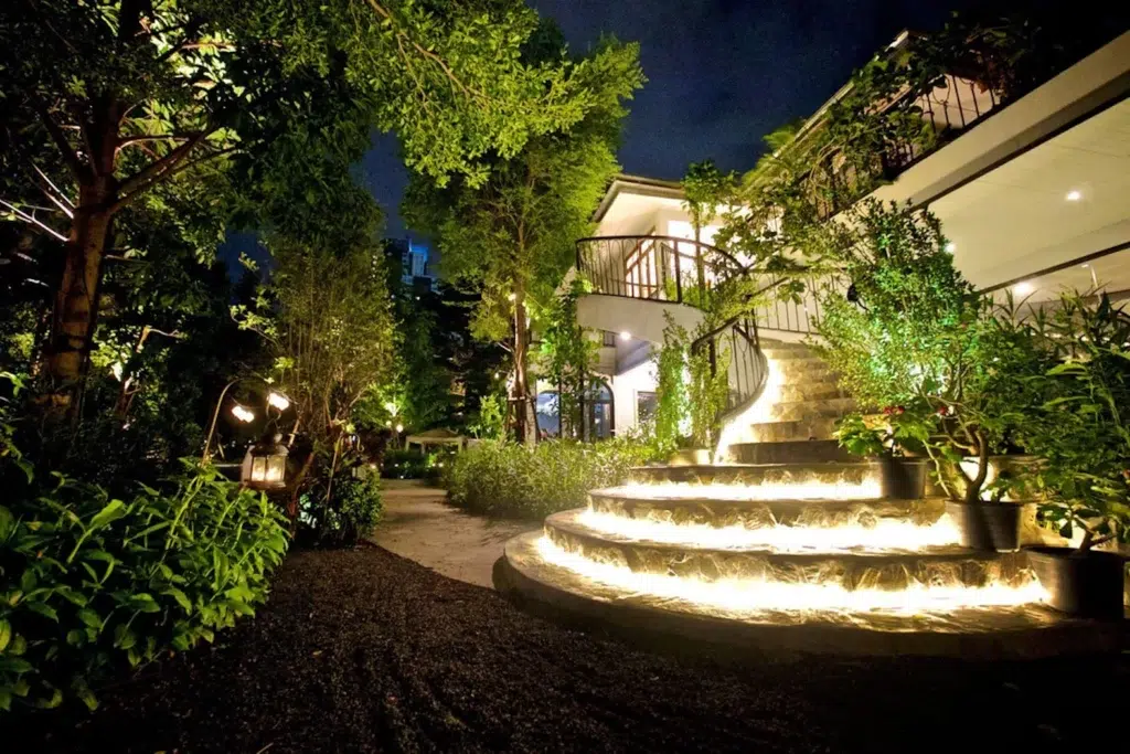 Picture of the beautiful restaurant The Gardens of Dinsor Palace in Sukhumvit in Bangkok