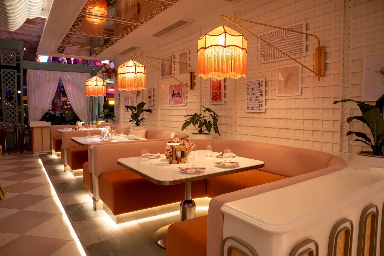 This is the photo of Mami Rose sofa's on the 5th floor of EmSphere mall in Bangkok (Thailand). This restaurant located on EmWonder floor brings you back to Miami in the 80's. You can see vintage lamp above vintage booth that make you feel like you are in an old american movie.