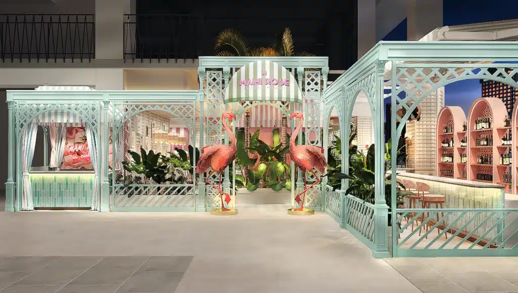We can see the classy main entrance of the restaurant Mami Rose in Bangkok located on the 5th floor in EmSphere Mall in Phrom Phong. 2 fake flamingos are in front of the main entry, and the bar is located on the right.